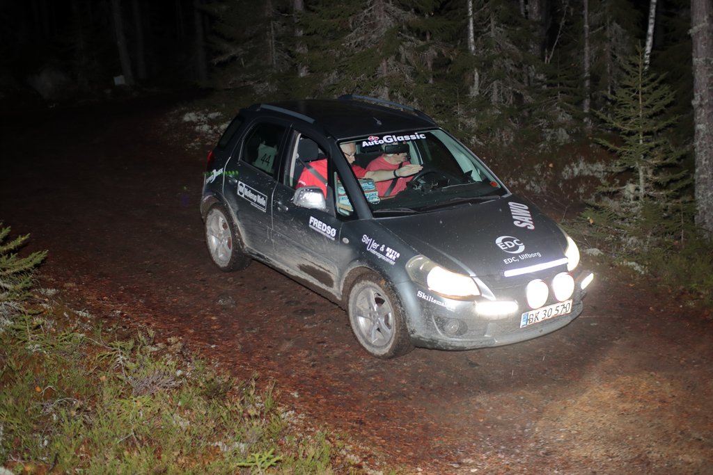 DM Guld: Kortlæser Jørn Mørup, Struer peger retningen ud til DM guldet for chauffør Børge Holm fra Thy Motor Sport. Ikke alene vandt makkerparret lørdagens sidste DM-afdeling ret suverænt, de vandt også deres fælles 13. sæt DM guldmedaljer i bilorientering.
(Foto: Jyrki Tuusa)